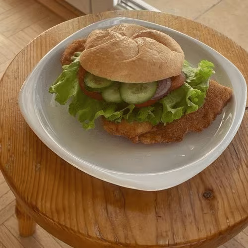 Schnitzelsemmel mit Gurkerl