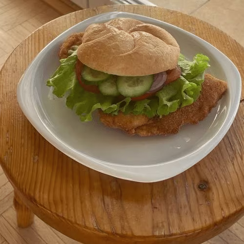 Schnitzelsemmel mit Garnitur
