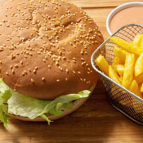 Cheeseburger mit Pommes und Pepsi