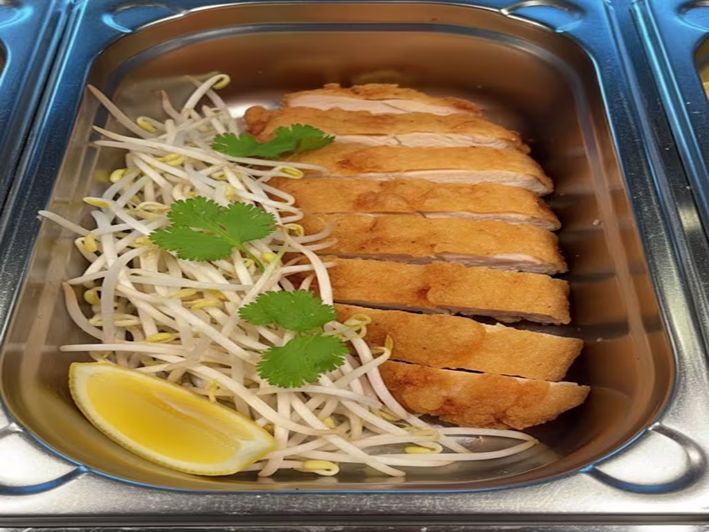 Knuspriges Hühnerfleisch auf Sojasprossen