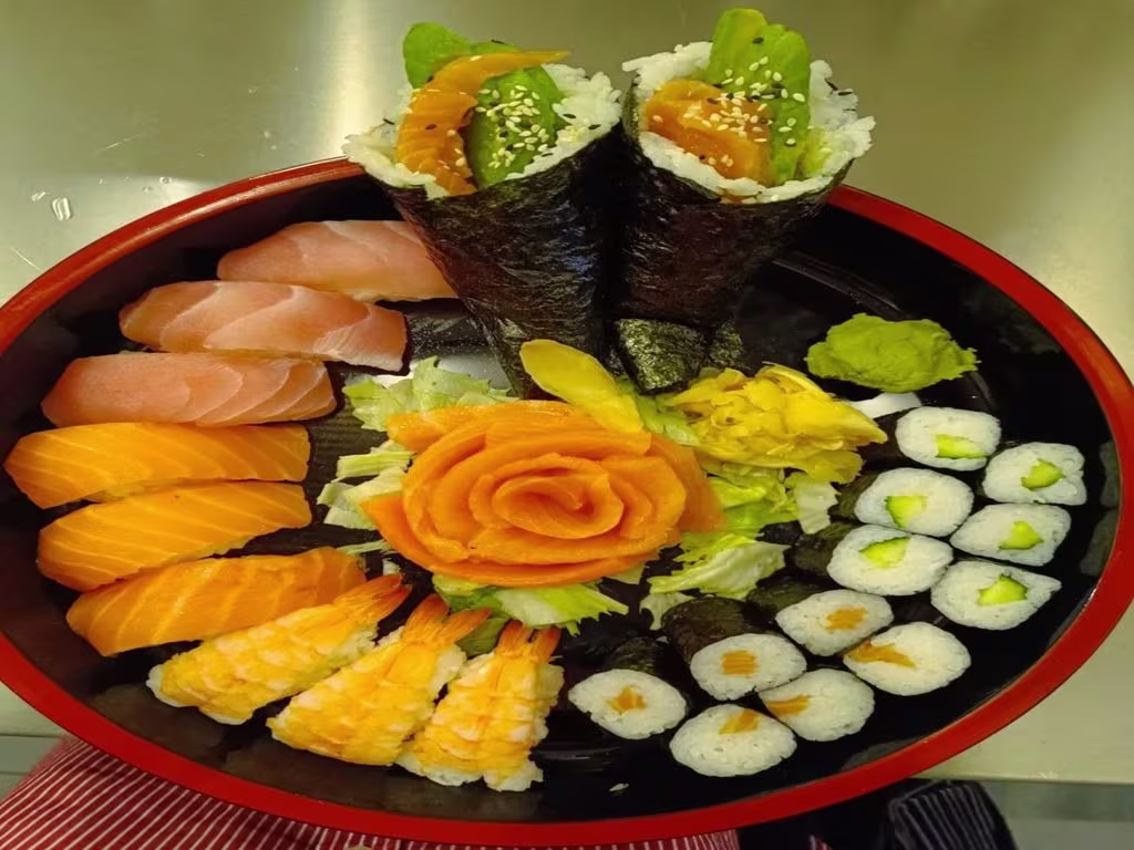 Lachs Sushi Rolle Teller