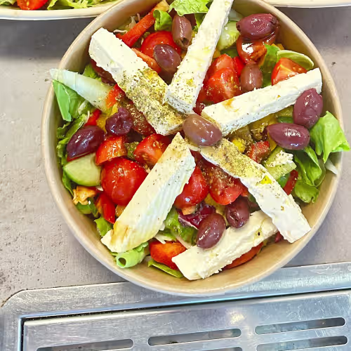 Hirtensalat mit Pizzastangerl-