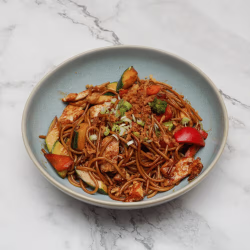 Gebratene Nudeln mit Hühnerfleisch