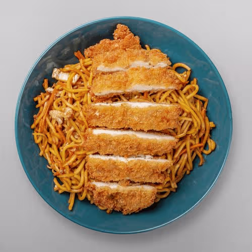 Gebratene Nudeln mit knusprigem Huhn