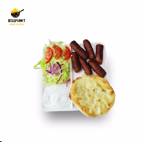 Cevapcici mit Pommes und frischem Salat