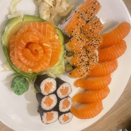 Lachs Sushi Rolle Teller