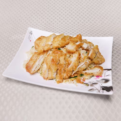 Gebratener Eierreis mit knusprigem Huhn