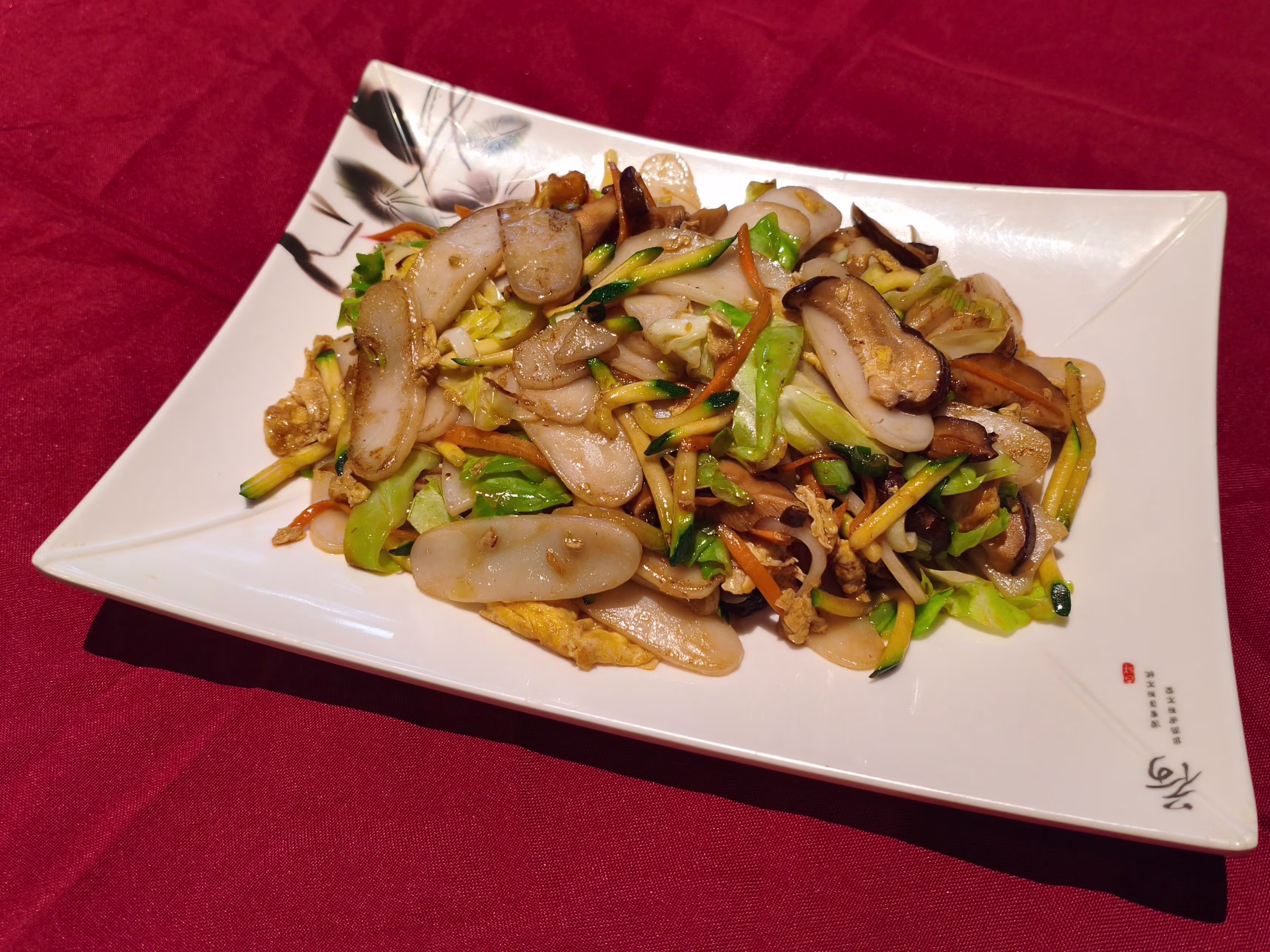 Wok-Reiskuchen mit und Huhn