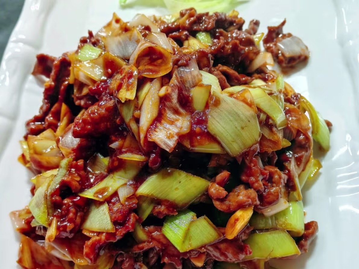 Rindfleisch mit Porree und Pekingsauce (scharf)