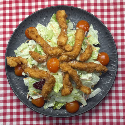 Salat mit gebackenen Hühnersticks