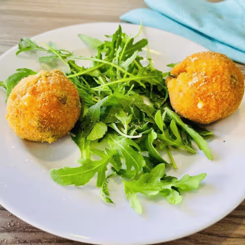 Gebacken Arancini di riso mit Fleisch