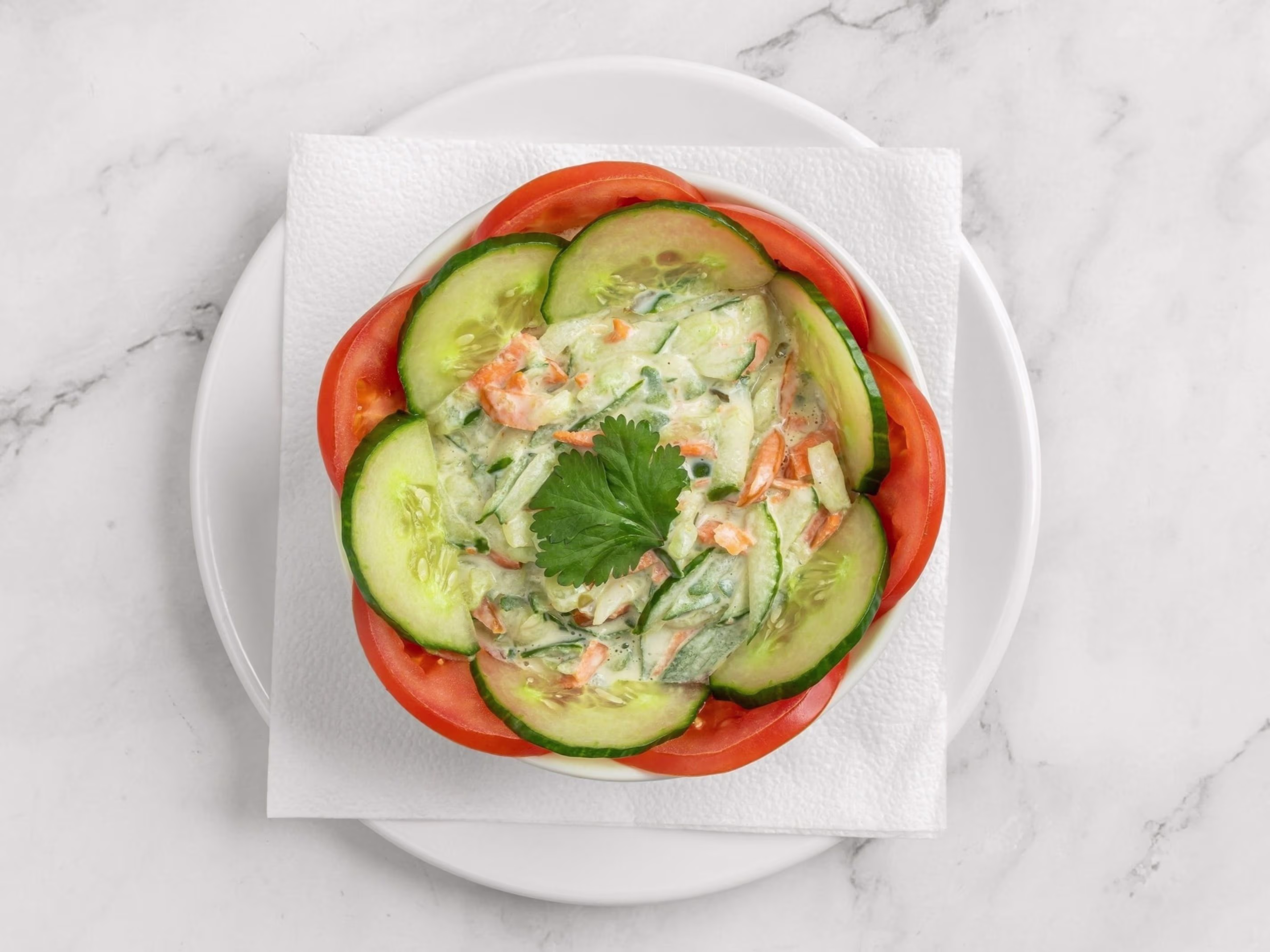 Salat mit Gurken , Karoten und Tomaten