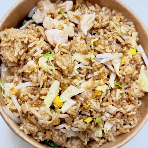 Gebratener Eierreis mit gebratenem Huhn