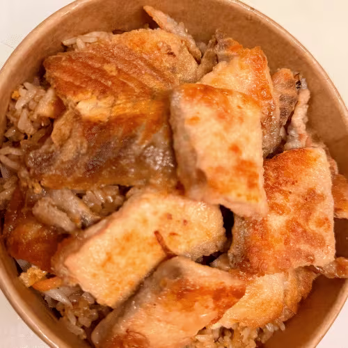 Gebratener Eierreis mit Lachs
