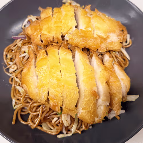 Gebratene Nudeln mit knusprigem Huhn
