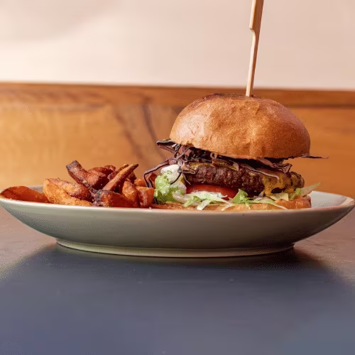 Plain Beyond Burger mit Homemade Fries