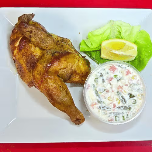 Halbes Grillhuhn mit Salat