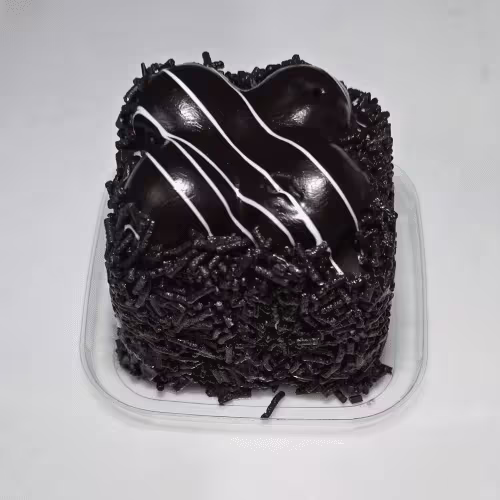 Schwarze Profiterole Torte