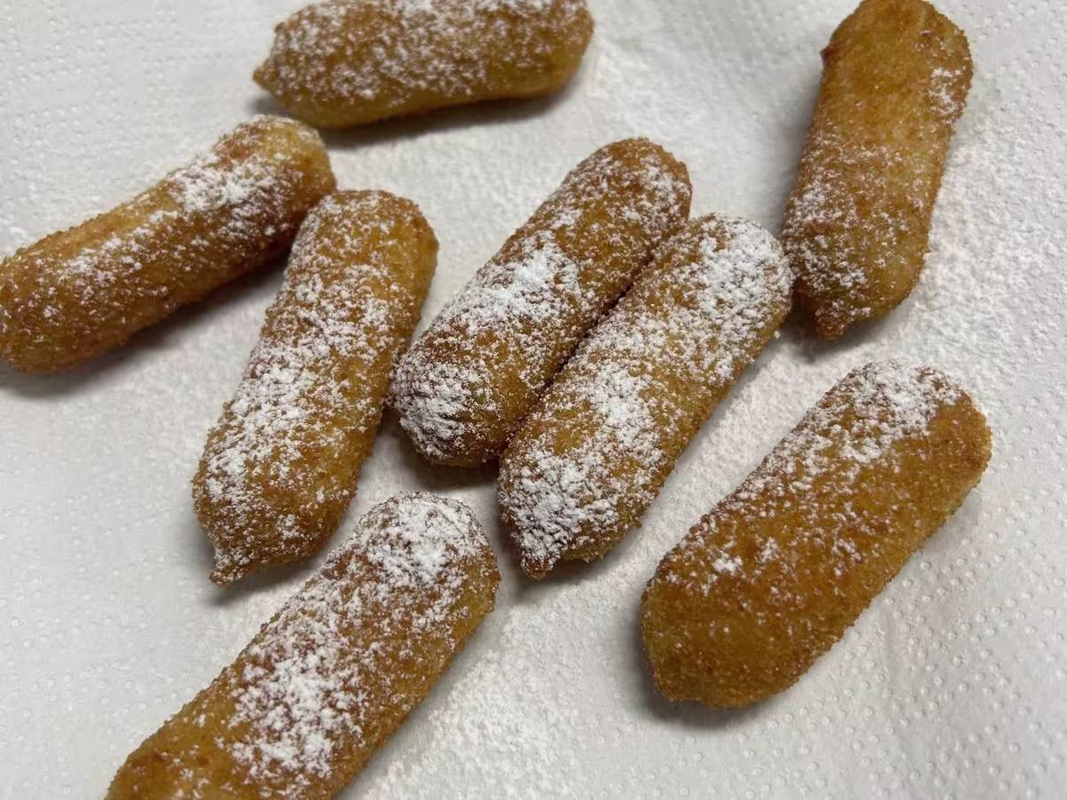 Nougatsticks mit Staubzucker optional mit Vanille Sauce