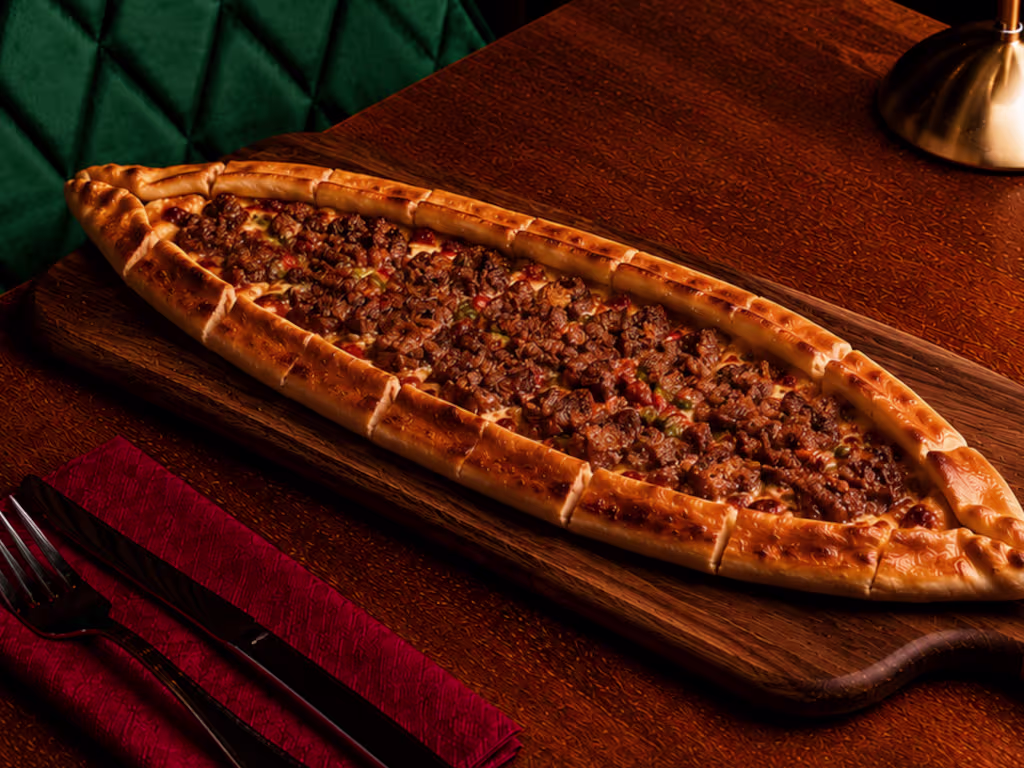 Pide mit Döner Kebap und Zwiebeln