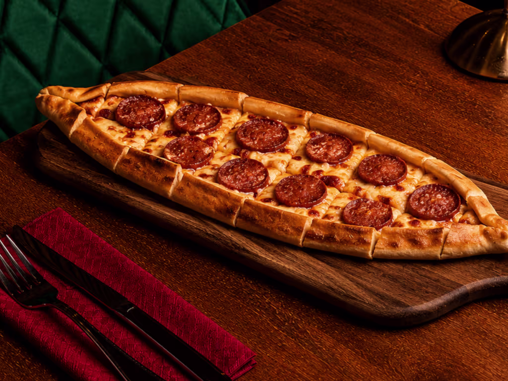 Pide mit Sucuk und Schafkäse