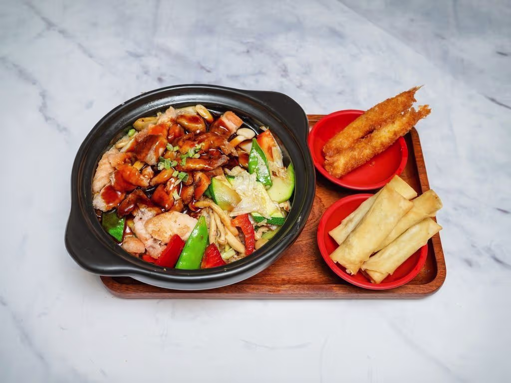 F7 gegrilltes seafood m. asia-gemüse auf jasminreis in einer ton-bowl