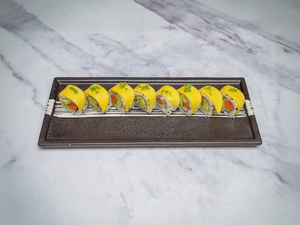 Uramaki mango roll