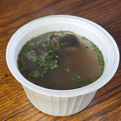 Hausgemachte Kaspressknödelsuppe