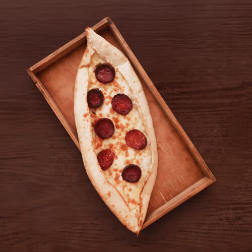 Pide Sucuk und Käse
