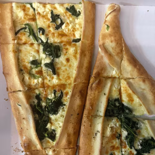 Pide mit Spinat und Schafskäse