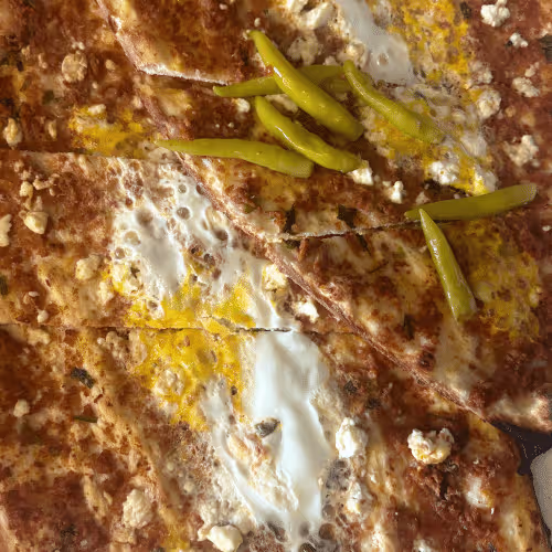 Pide Hackfleisch mit Schafskäse und Ei