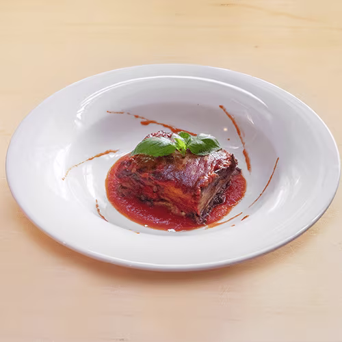 Parmigiana di melanzane su coulis di pummarola (vegetarisch)
