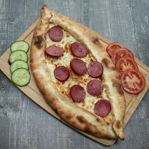 Pide Sucuk mit Ei
