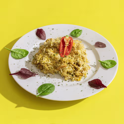 Eierreis mit Gemüse und Salat