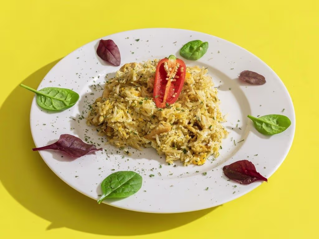 Eierreis mit Hühnerfleisch und Salat