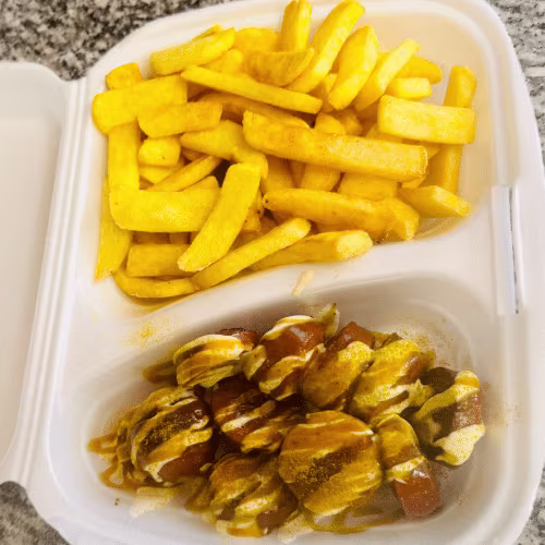 Currywurst mit Pommes