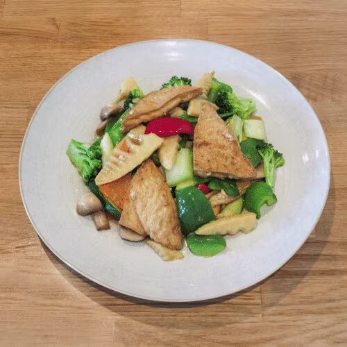 Gebratenes Gemüse mit Tofu
