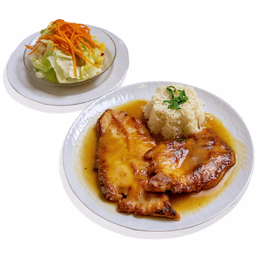 Putenschnitzeln natur im Saft, Reis und Beilagensalat.