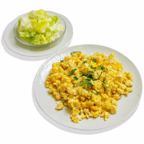 Eiernockerln mit grünem Salat.
