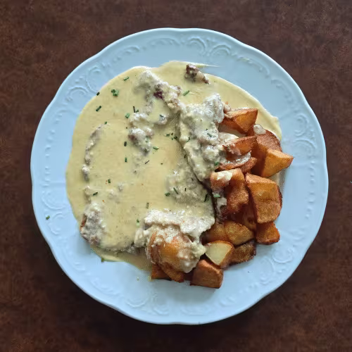 Vanillerostbraten mit feinem Knoblauchsaft und Braterdäpfeln.