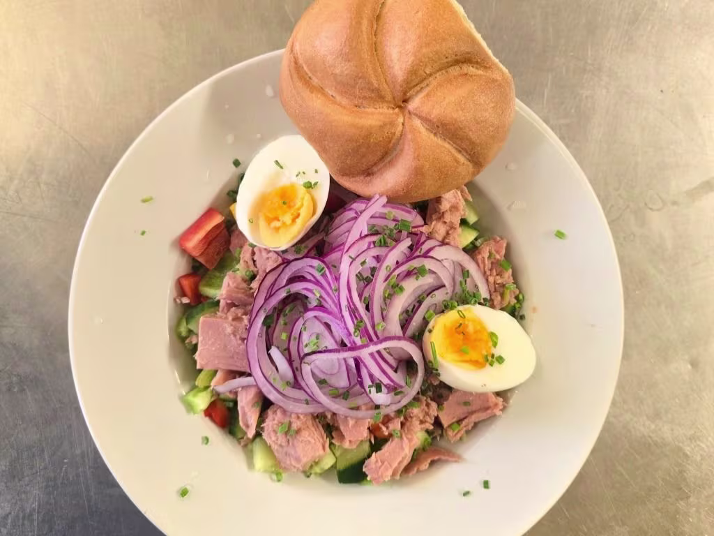 Thunfischsalat mit Zwiebeln, Ei, Paprika.