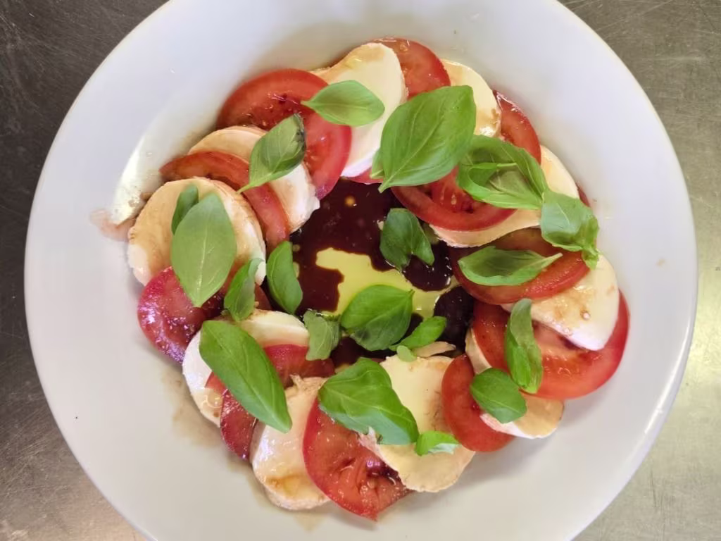 Mozzarella mt Tomaten und frischem Basilikum