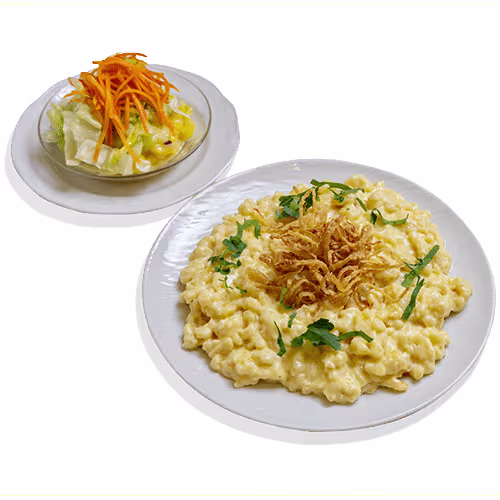 Käsespätzle mit Röstzwiebeln und Beilagensalat.