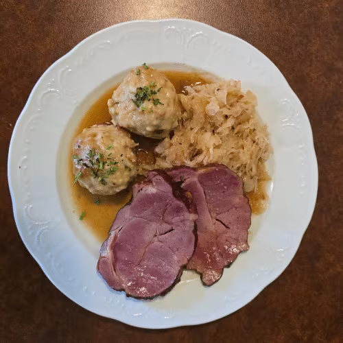 Geselchtes ( Kasseler)Sauerkraut, 2 Stück Semmelknödeln.