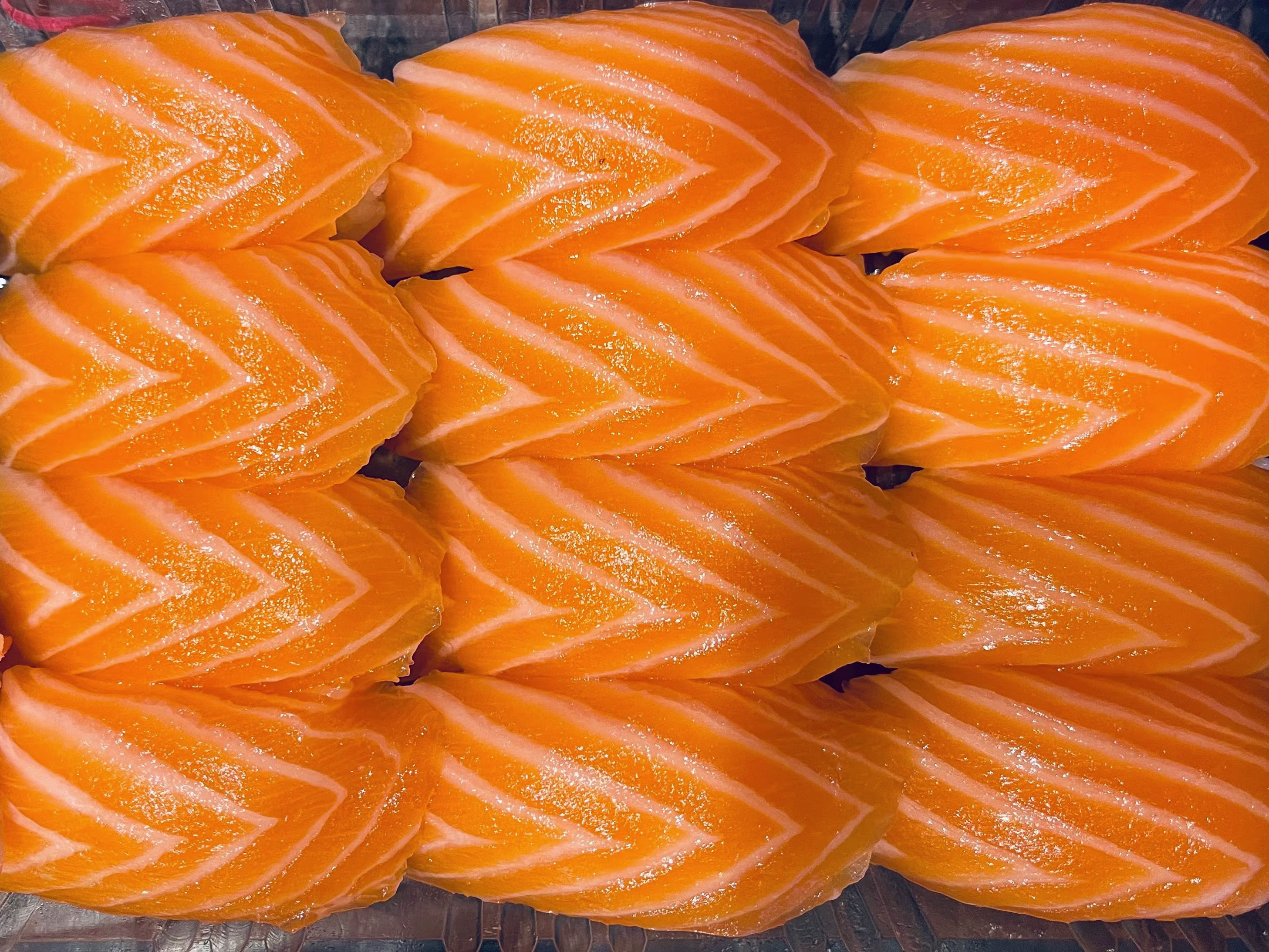 Lachs Sushi groß (12 Sushi / 3 Maki)