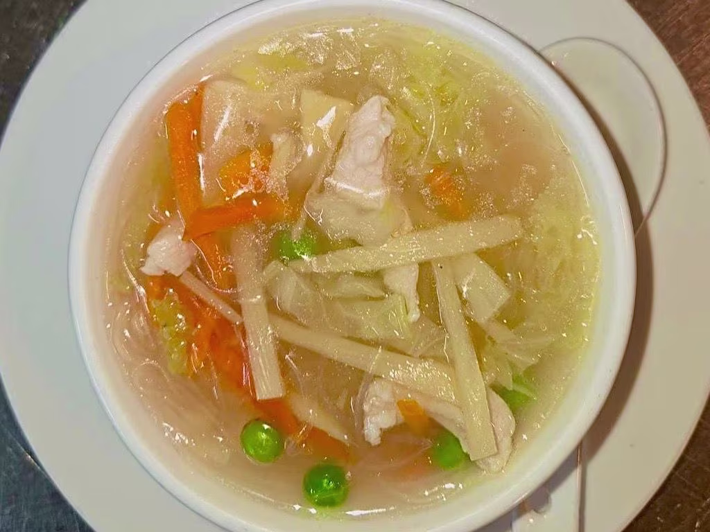 Glasnudelsuppe mit Hühnerstreifen