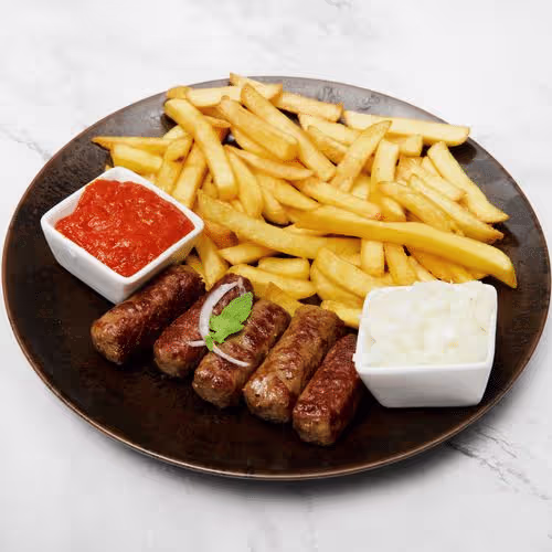 Cevapcici (5 Stück) mit Pommes frites, Ajvar und Zwiebeln