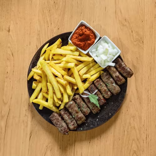 Cevapcici (10 Stück) mit Pommes frites, Ajvar und Zwiebeln