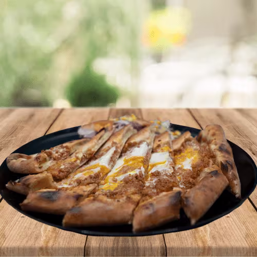 Pide mit Hackfleisch und Ei