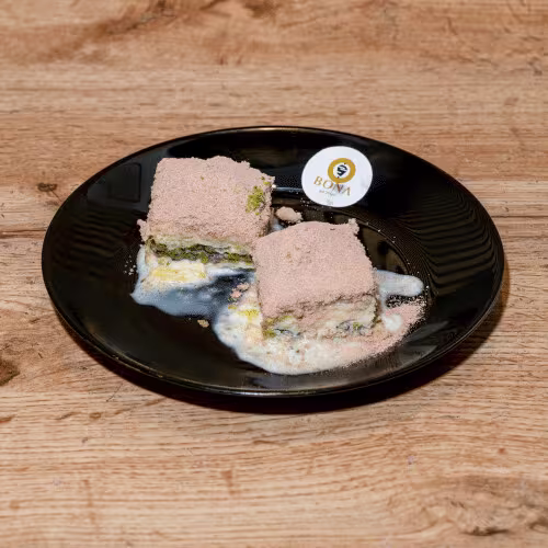 Kaltes Baklava mit Milchsirup und Schokolade - 2 Stück